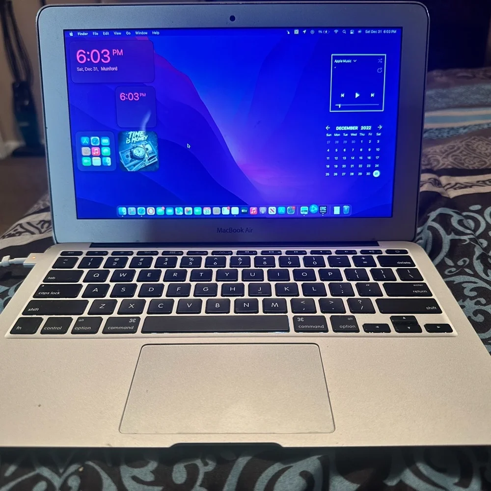 Apple MacBook Air - Sleek Silver Design